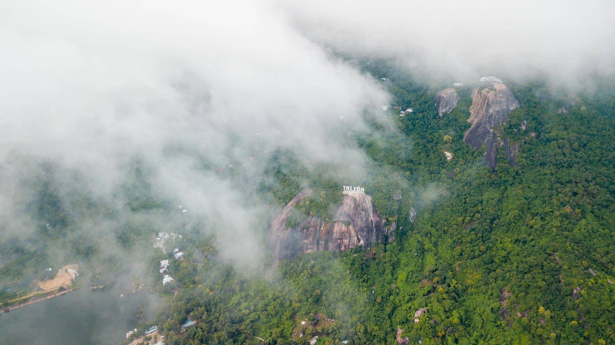 Vẻ đẹp núi Cô Tô An Giang