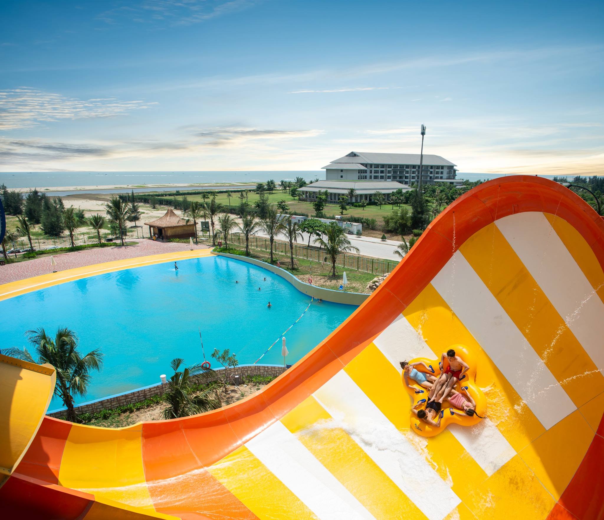 Vui chơi tại VinWonders Cửa Hội