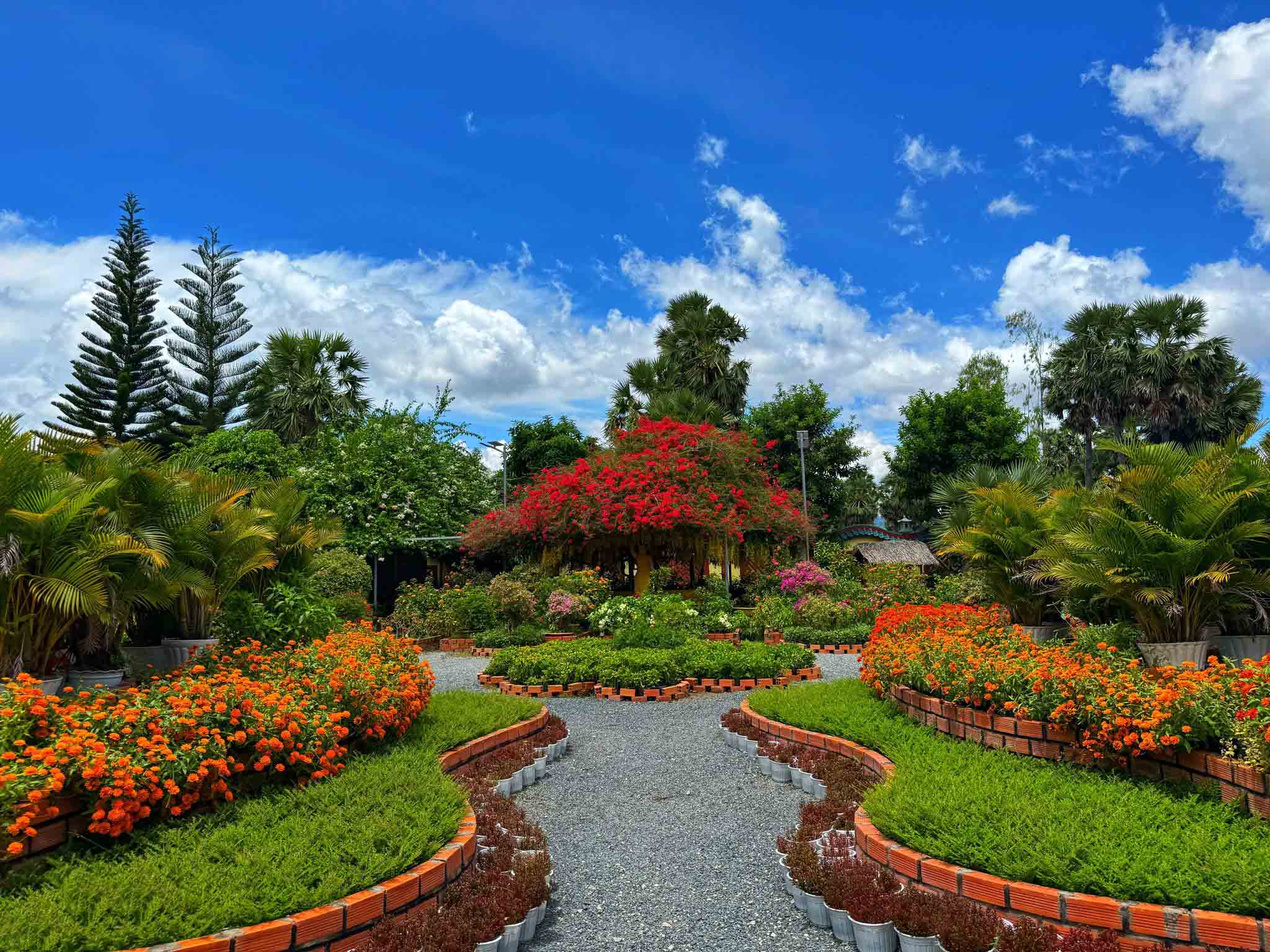 Vườn hoa tại chùa Lầu An Giang