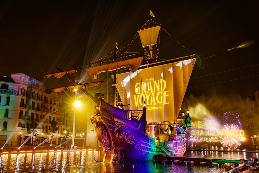 How long to spend in Hanoi Grand World is a sleepless city of lights and entertainment