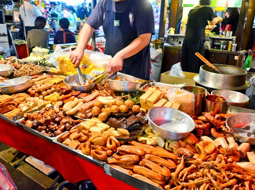 Best places to visit from Singapore Taipei’s night markets come alive with sizzling food stalls and bright lanterns