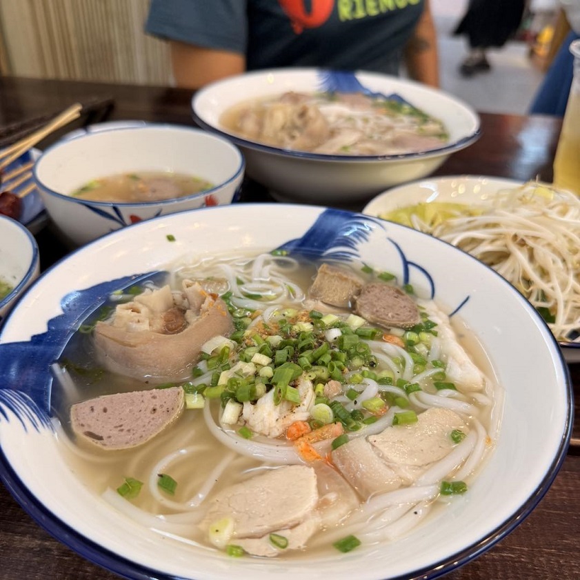 Bánh canh Vĩnh Trung Út Việt