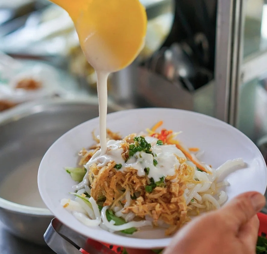 Bánh tằm bì mặn nước cốt dừa Tân Châu