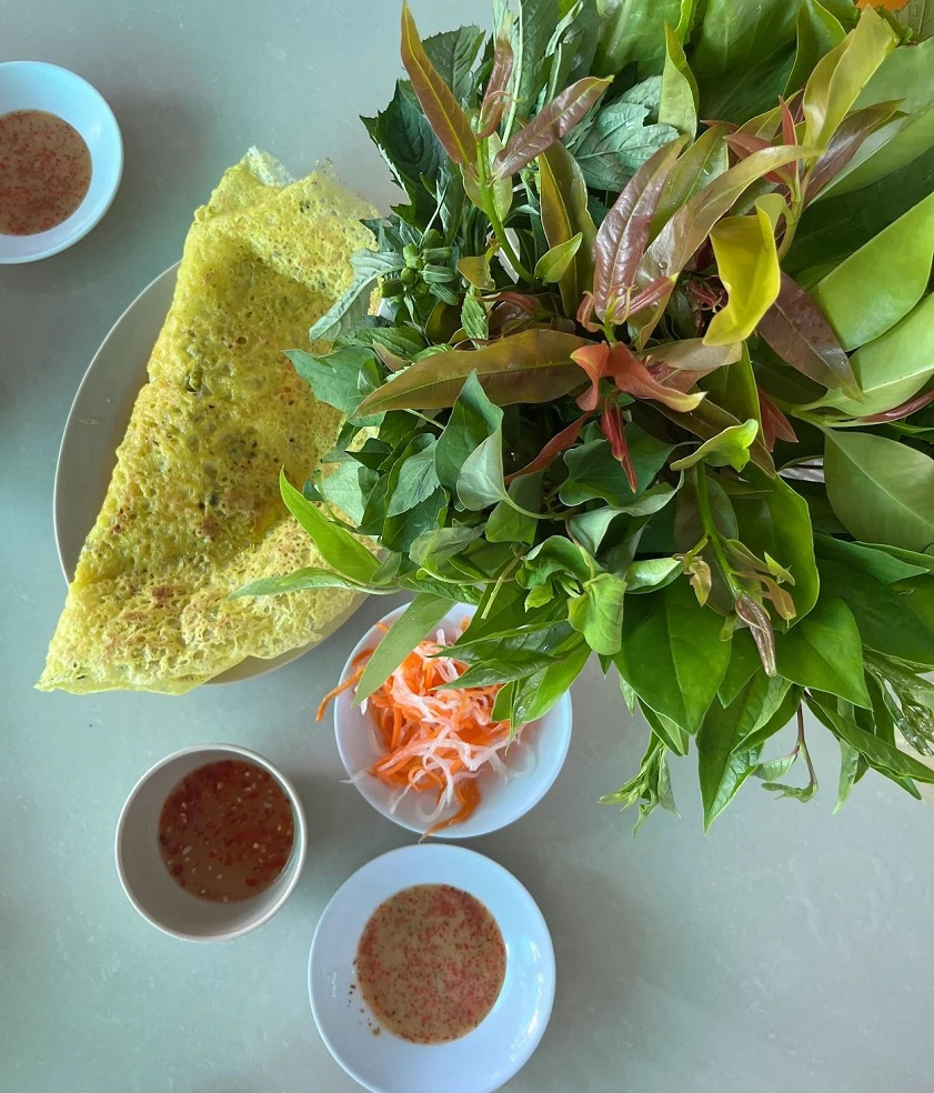 Bánh xèo núi Cấm Thu Trang