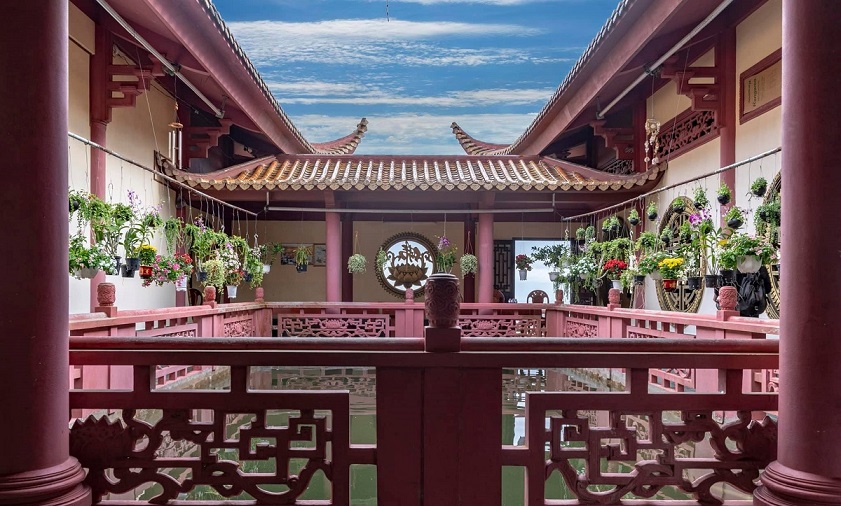 Bên trong chùa Long Sơn núi Sam