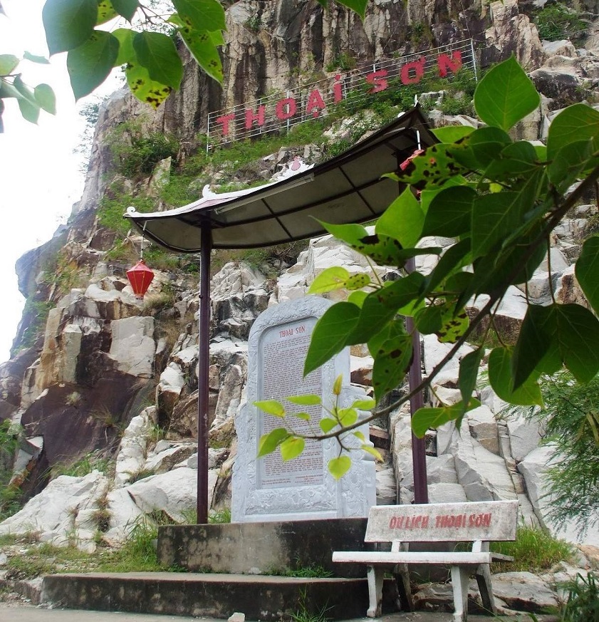 Bia Thoại Sơn bên hồ Ông Thoại