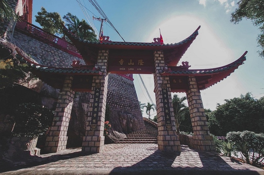 Cổng chùa Long Sơn núi Sam