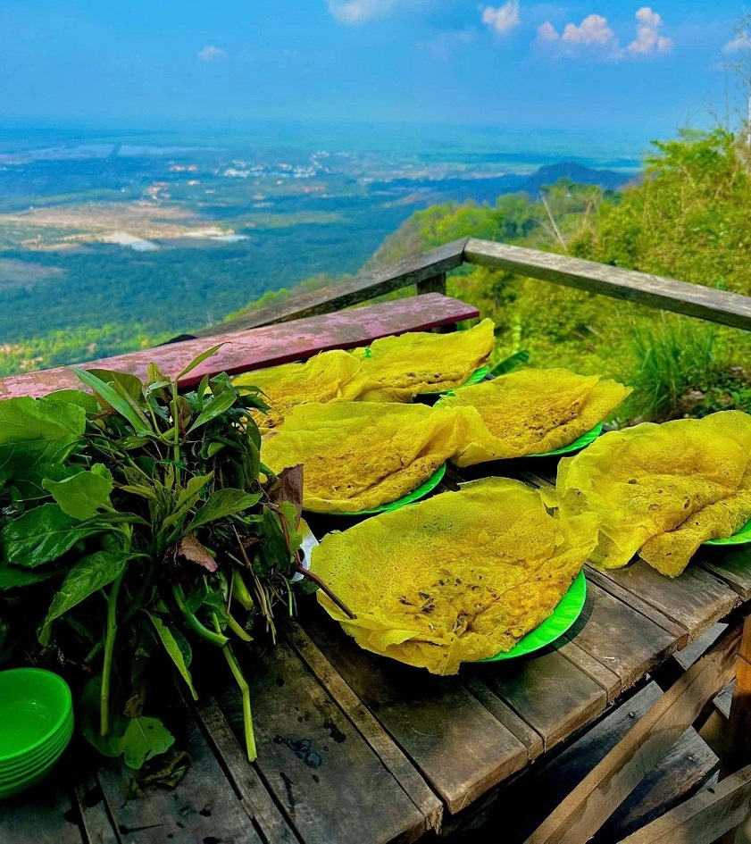Đặc sản bánh xèo rau rừng núi Cấm