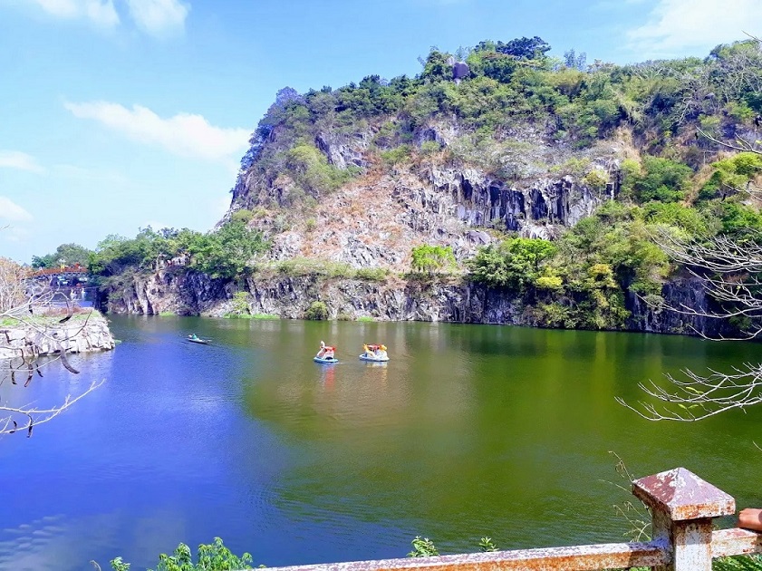 Đạp vịt trên hồ Ông Thoại