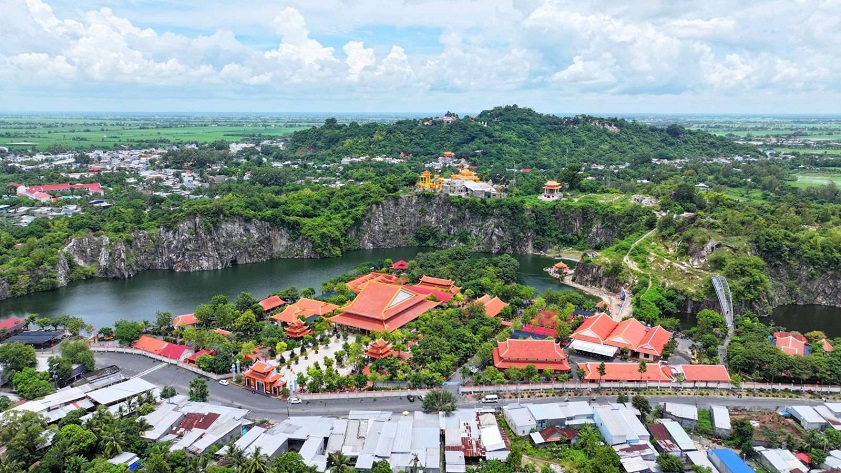 Đường đi hồ Ông Thoại núi Sập