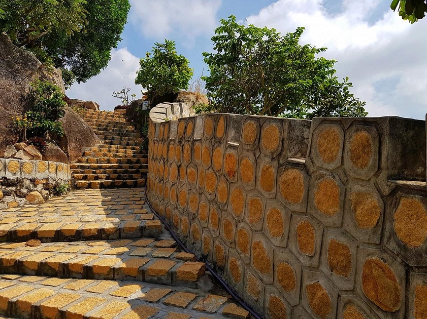 Lối lên chùa Long Sơn núi Sam