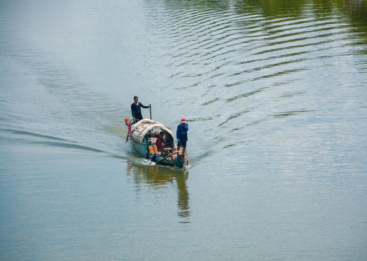 Trải nghiệm đi thuyền trên hồ nước trời