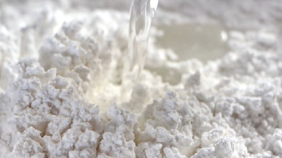 Trộn bột làm bánh tằm bì Tân Châu