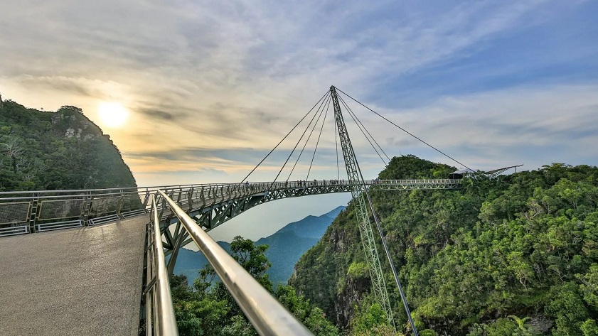 Southeast Asia in June Sky Bridge mist shows the lush beauty of June in Southeast Asia