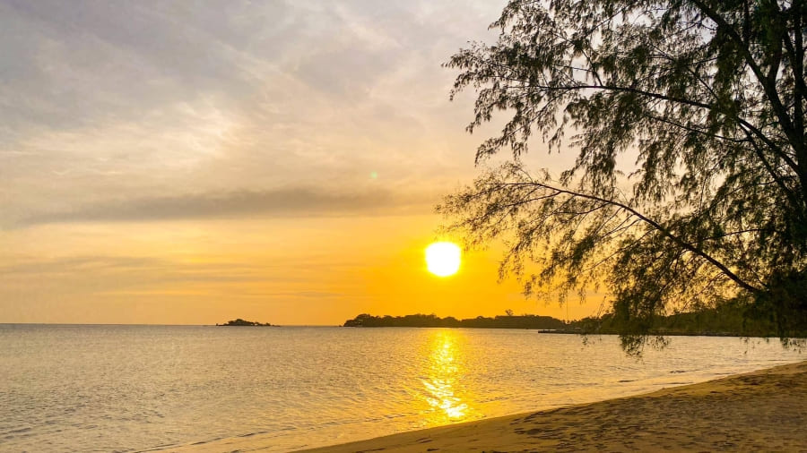 Bãi biển Vũng Bầu Hoàng hôn tại biển Vũng Bầu