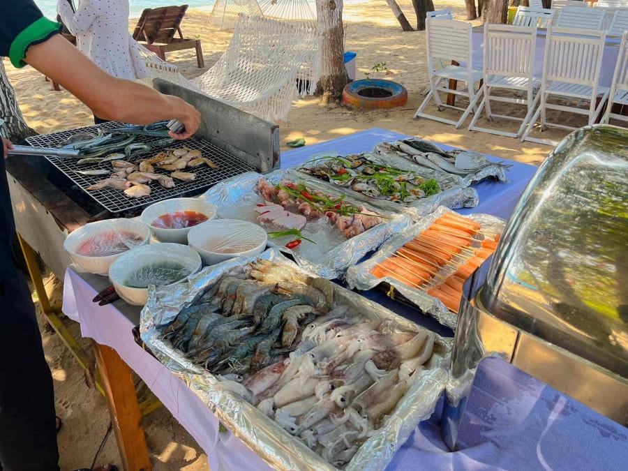 Bãi biển Vũng Bầu Tổ chức BBQ tại biển Vũng Bầu