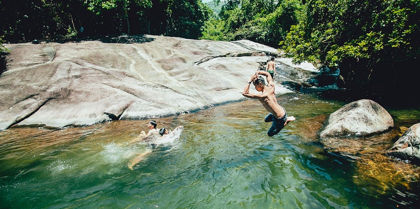 Suối Tiên Quảng Nam Hòa mình vào dòng nước suối mát trong tại Suối Tiên Quảng Nam