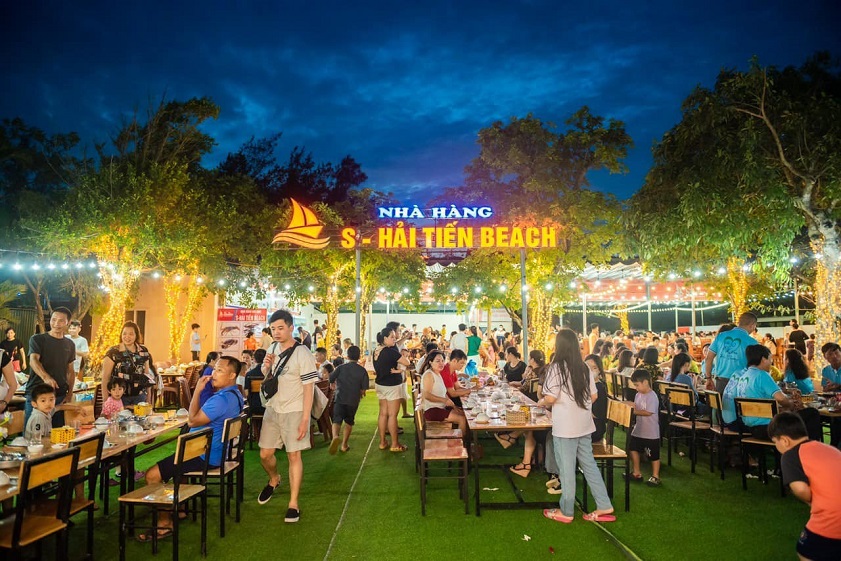 A seafood feast awaits visitors at Hai Tien Beach