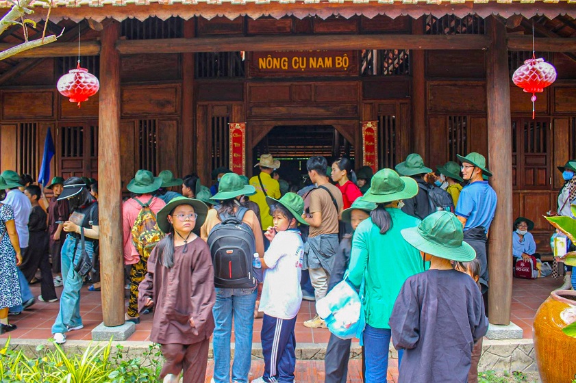 Admire the ancient Southern Vietnamese house