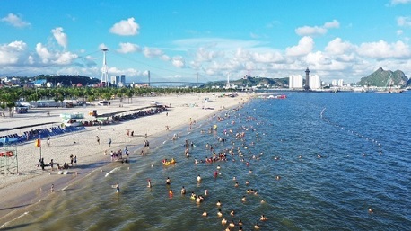 Bai Chay Beach: Your go-to place for endless entertainment