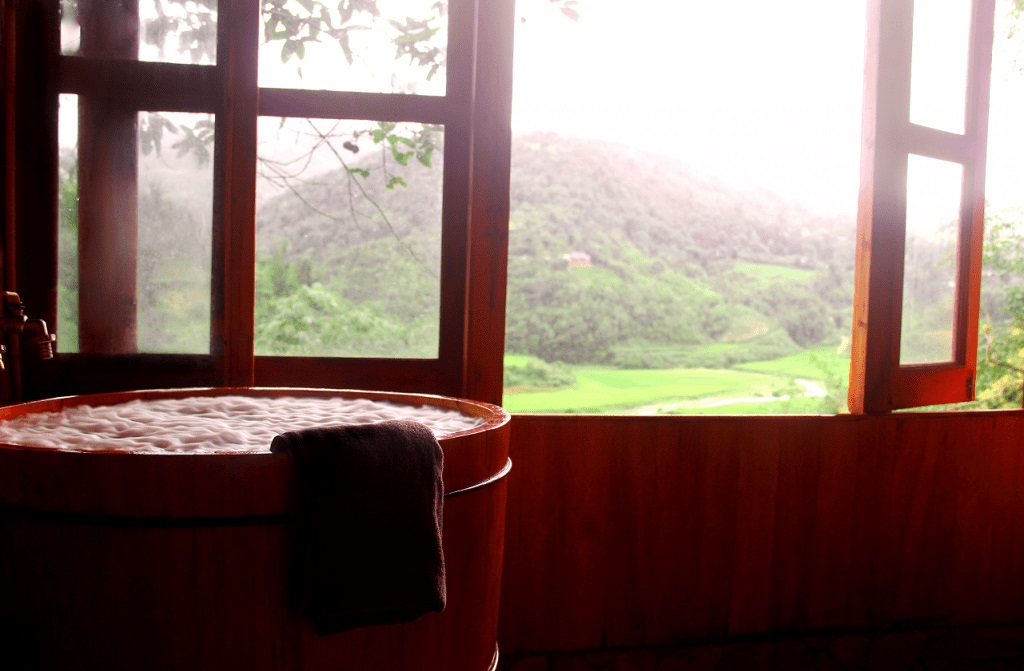 Tắm lá Dao đỏ Sa Pa Bồn tắm gỗ pơ mu