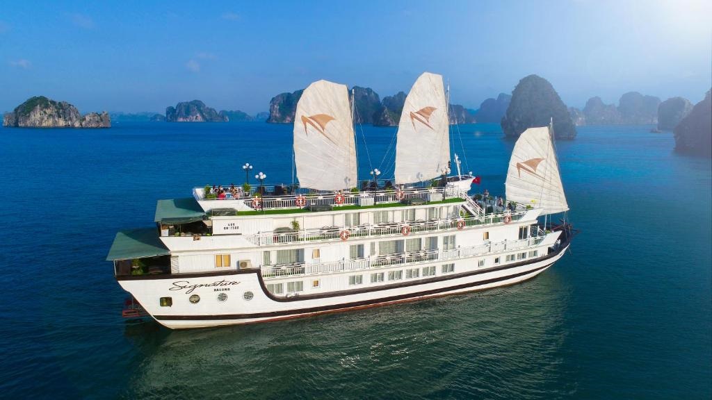 Cruising on Ha Long Bay