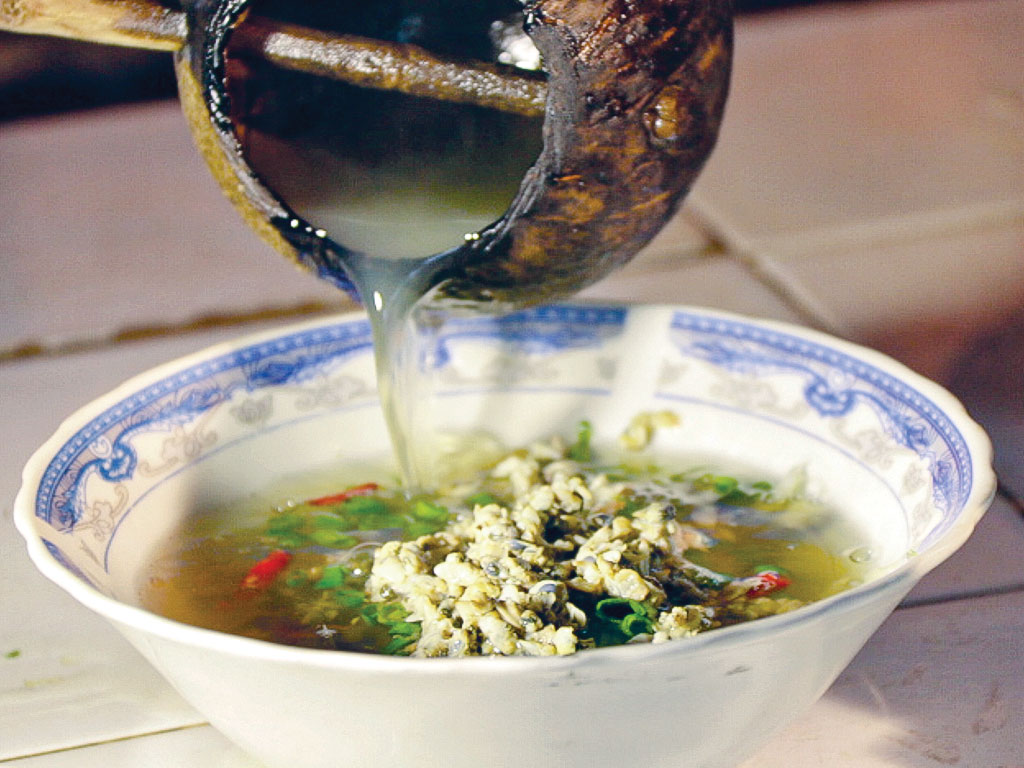 Người Quảng Ngãi thường dùng gáo dừa để múc don