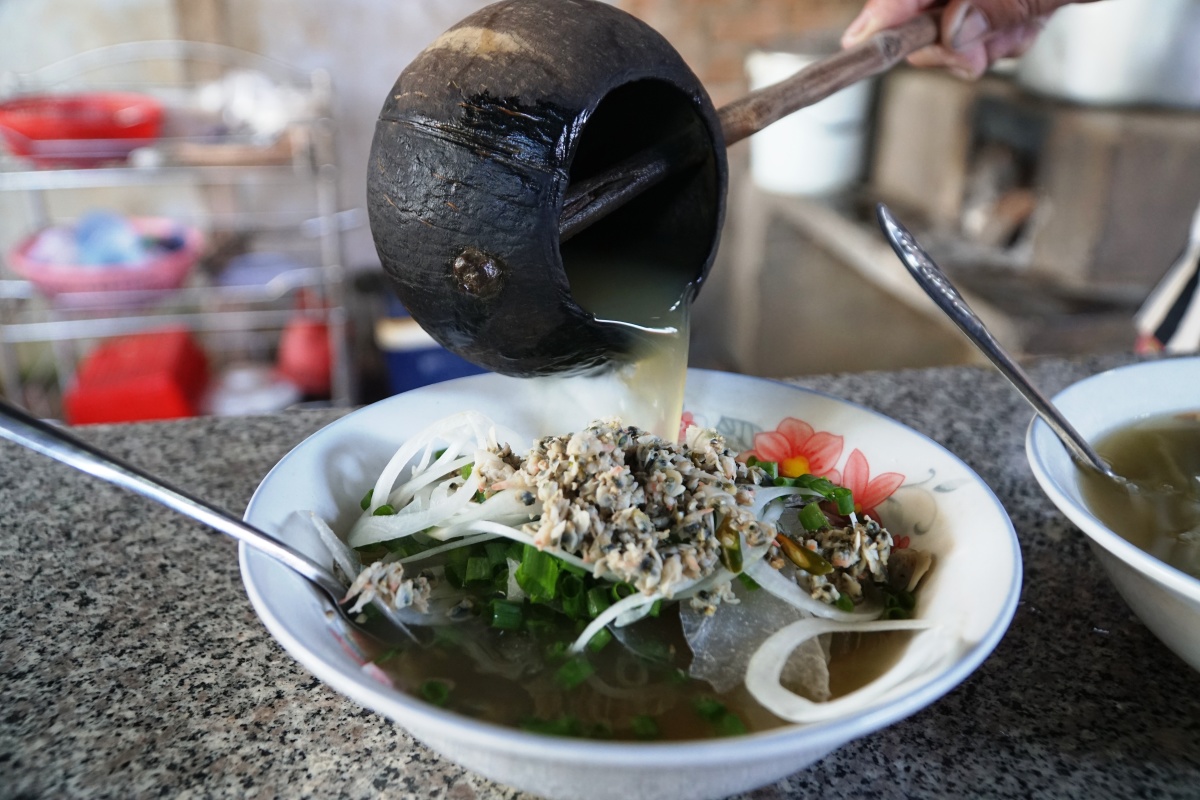 Don được múc bằng gáo dừa truyền thống 