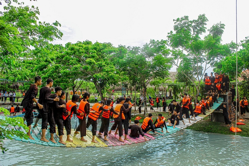 Enjoy unforgettable folk games at My Khanh Tourist Village
