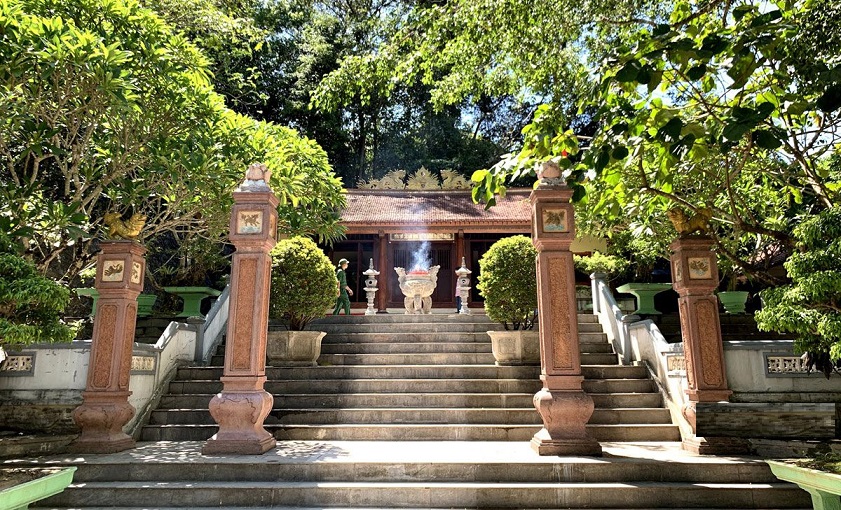 Eight Ladies Cave Guide for tourists to Eight Ladies Cave