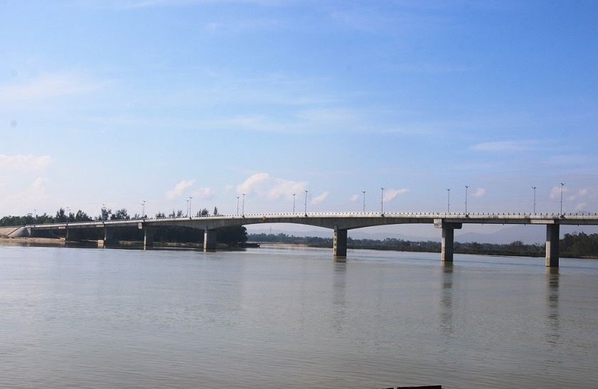 Băng qua cây cầu Cẩm Nam