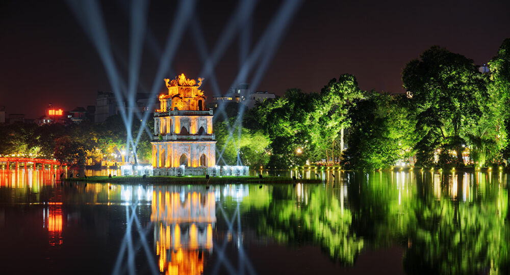 Hoan Kiem Lake at night