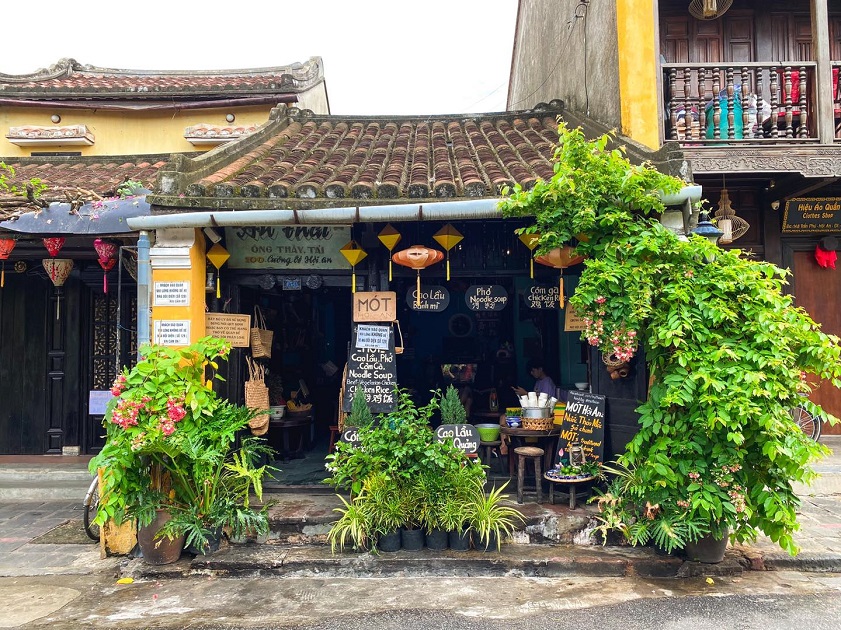 It is convenient for tourists to visit Mot Hoi An