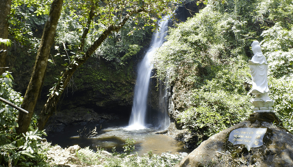 Thác Tam Hợp - địa điểm “sống ảo” quen thuộc của team mê chụp choẹt