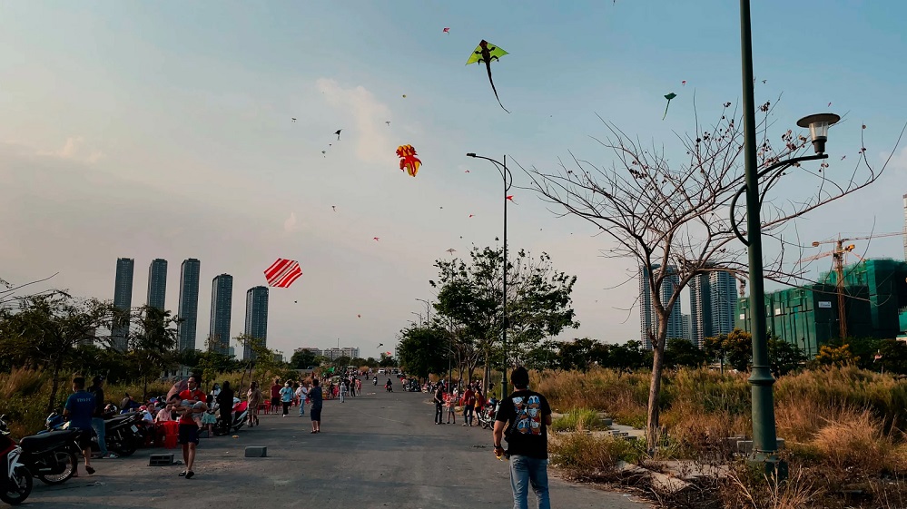 Kite flying on the rooftop of Thu Thiem Tunnel