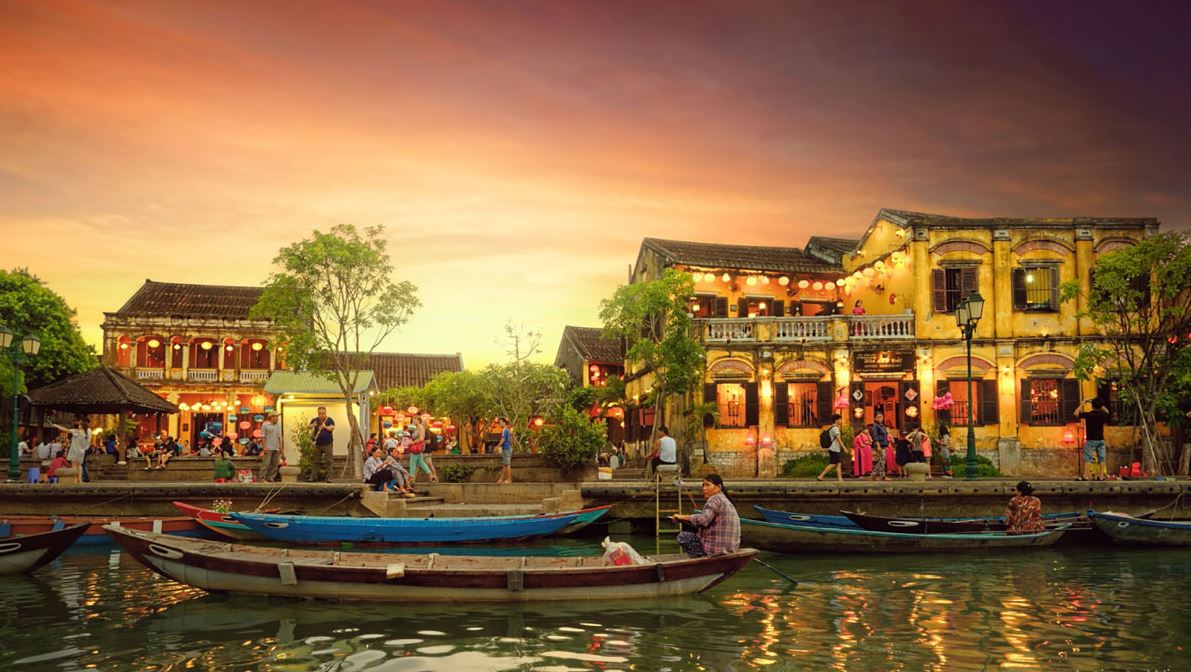 Đắm chìm bản giao hưởng sắc màu của phố cổ Hội An khi lên đèn