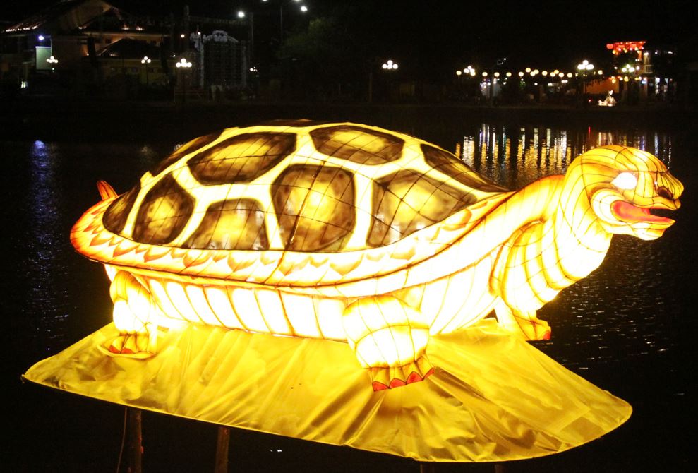 Đèn kéo quân hình rùa tại lễ hội đèn lồng Hội An 