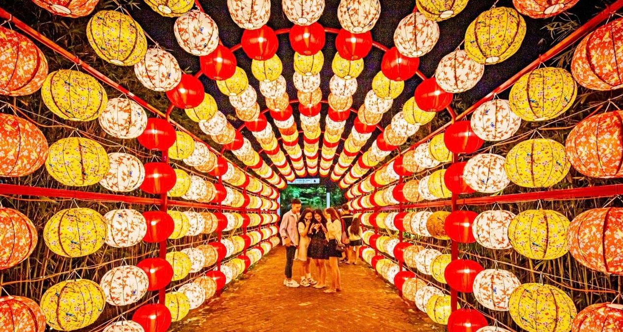 Du khách nô nức chụp ảnh check in với đèn lồng Hội An