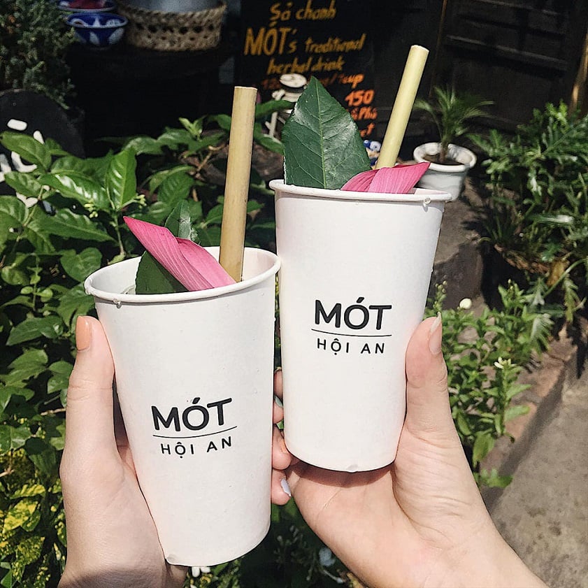 Many people take photos with their drinks at Mot Hoi An