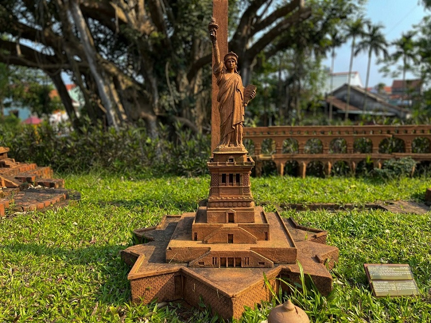Thanh Ha Terracotta Park Miniature Statue of Liberty