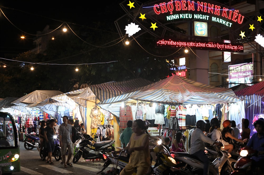 Ninh Kieu night market
