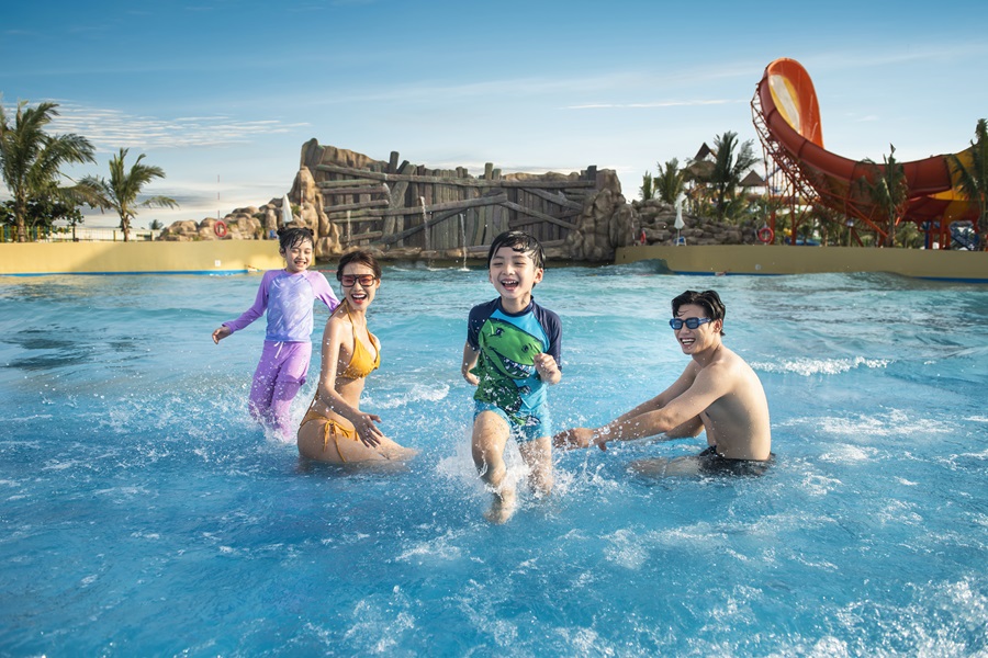 Vui chơi tại VinWonders Cửa Hội