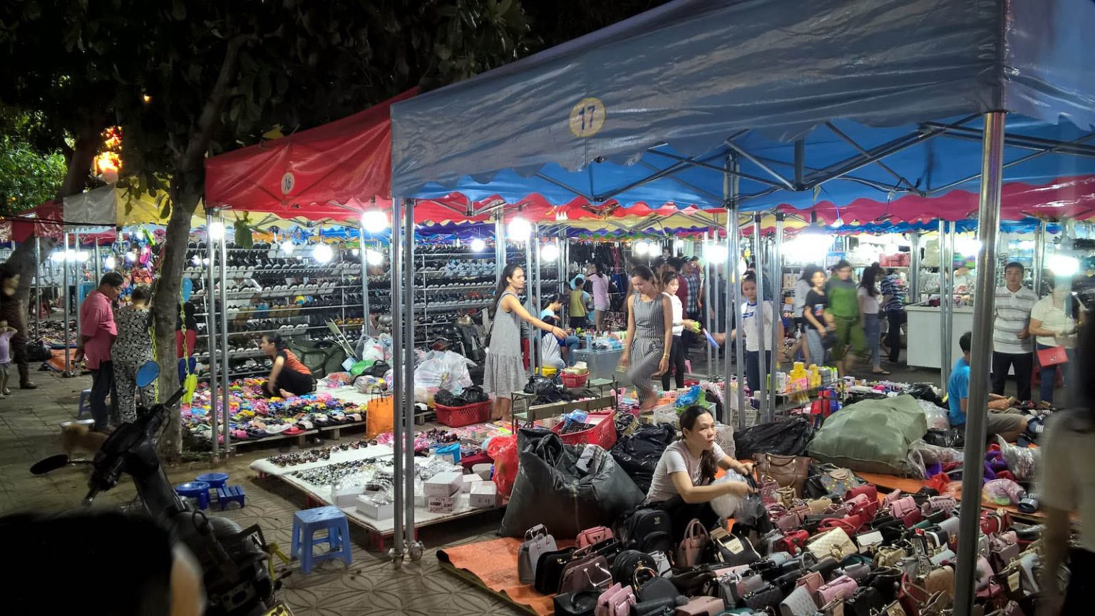 Quy Nhon Night Market offers an array of unique souvenirs