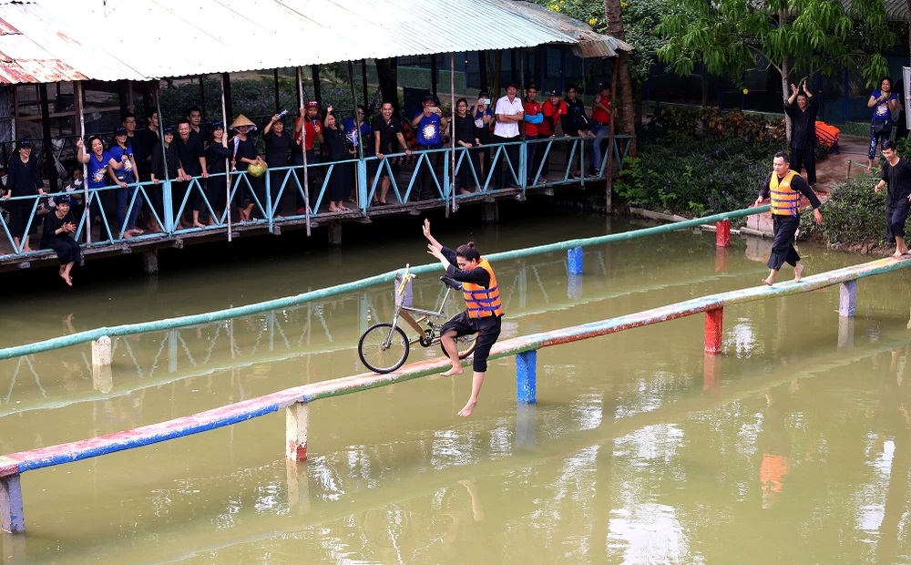 Monkey bridges Ride a bike across the monkey bridge