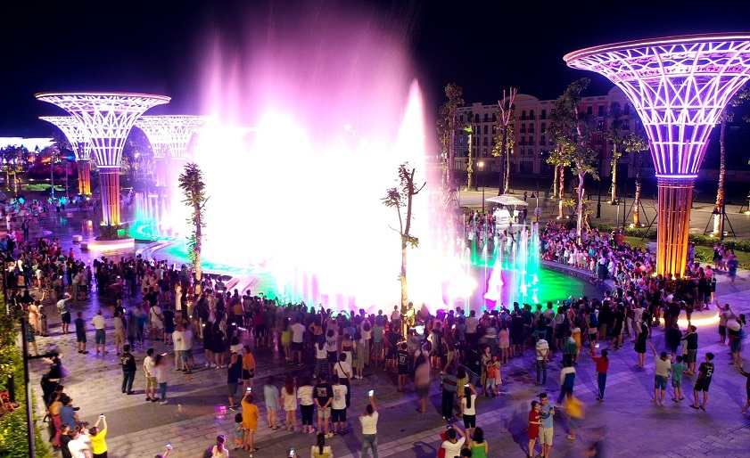 Sam Son Beach Square at night