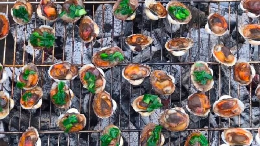 So huyet nuong (grilled blood cockle)