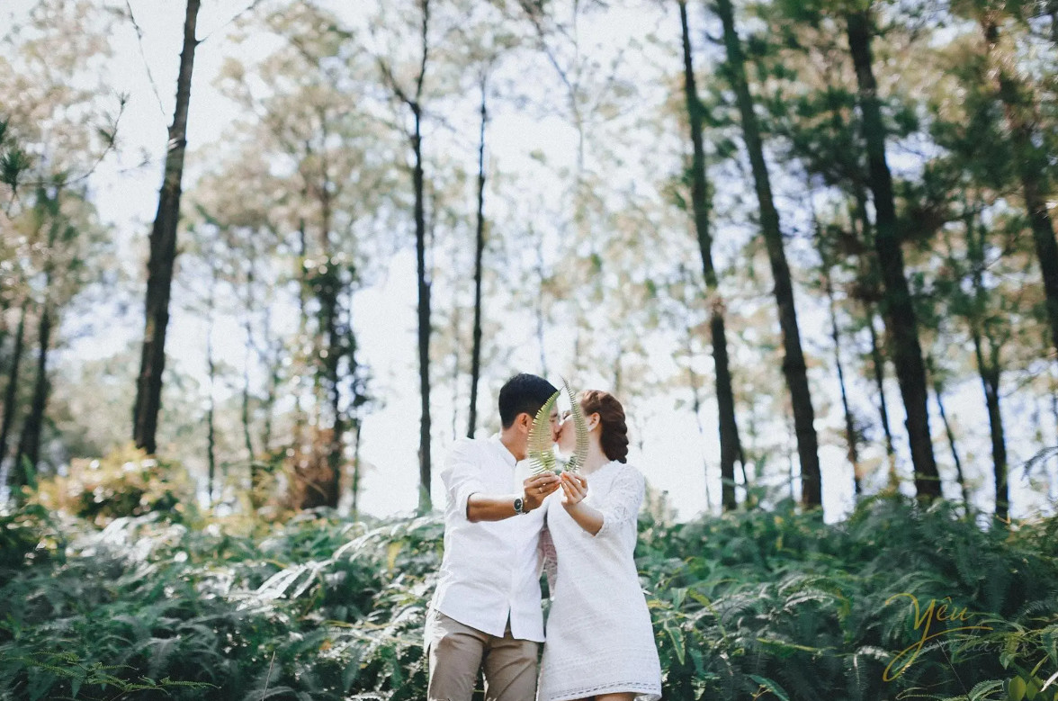 Nhiều cặp đôi lựa chọn Đan viện Thiên An làm nơi chụp hình cưới