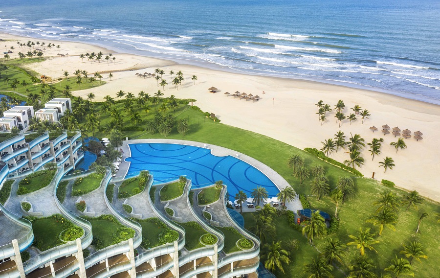 Đắm mình tròng bể bơi tràn bờ hình vỏ trai tại Vinpeal Resort & Golf Nam Hội An