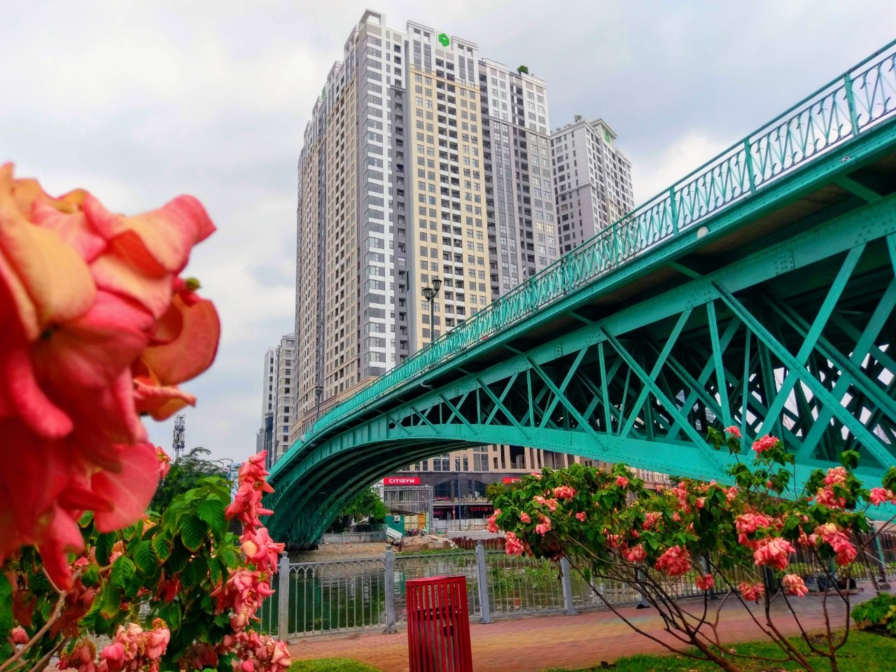 Mong Bridge The Mong Bridge is of emerald color