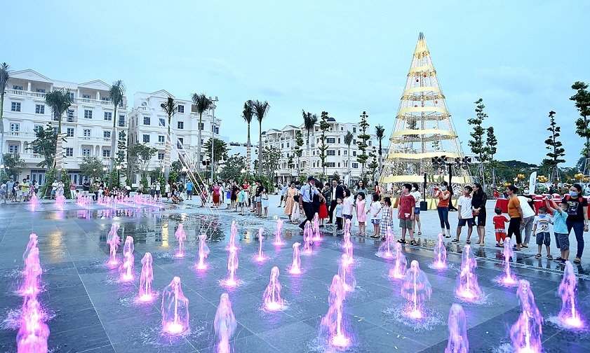 The bustling Hoa Binh Water Music Square in Go Vap District